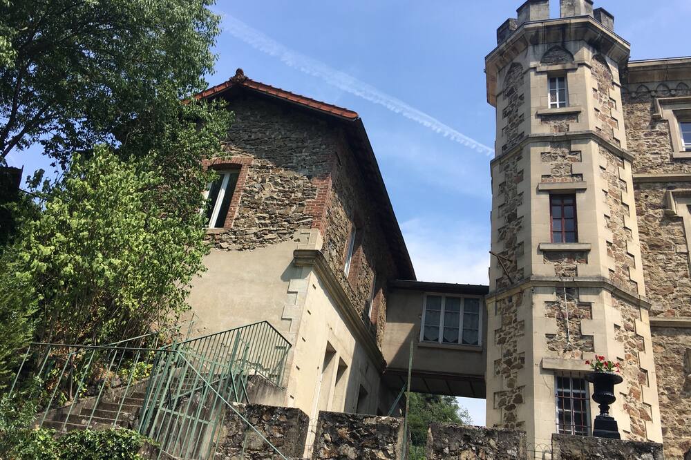 The priest's house - Château de Rochetaillée