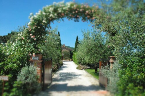 Ylellinen huvila, jossa on uima-allas ja kaikki mukavuudet