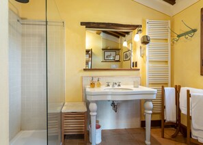 Shower, hair dryer, bidet, towels - Eco Luxury villa with infinity pool a Fontanaro Property (paciano)