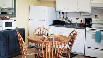 雪櫃、微波爐、焗爐、爐具