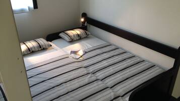 2 slaapkamers, een bureau, een strijkplank/strijkijzer, reisbedje