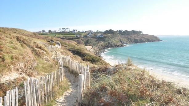A coastal path with a wooden fence, leading to a beach with houses on a cliff. - Calm, Nature, and the Sea, the ideal setting for your vacation! near Le Conquet! (Ploumoguer)
