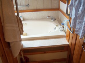 Hiustenkuivaaja, pyyhkeet, saippua, sampoo