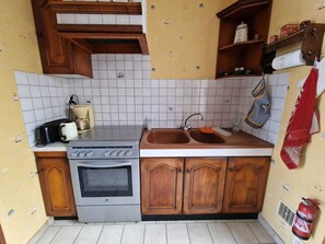 Een koelkast, een microgolfoven, een oven, een kookplaat
