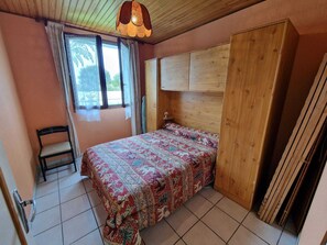 2 habitaciones y tabla de planchar con plancha 