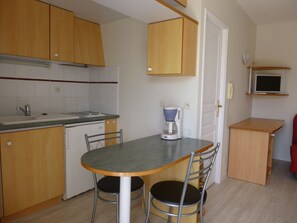 Fridge, microwave, stovetop, coffee/tea maker - Apartment type studio south terrace pool view La Rochelle Les Minimes (La Rochelle)