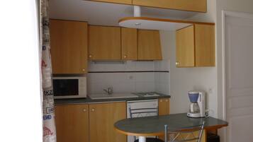 Réfrigérateur, micro-ondes, plaque de cuisson, cafetiÚre/bouilloire