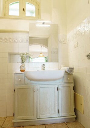 Secador de pelo, toallas y papel higiénico