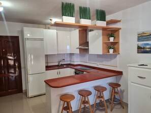 Fridge, microwave, oven, stovetop - First line beach, free WIFI, air conditioning and garage # (El Médano)