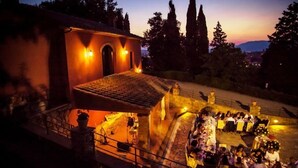 A historic building with a courtyard, stone steps, and a dining area with tables and chairs. - Spacious Villa Noble With All the Comfort, Located In A Peaceful Location Arezzo (Arezzo)