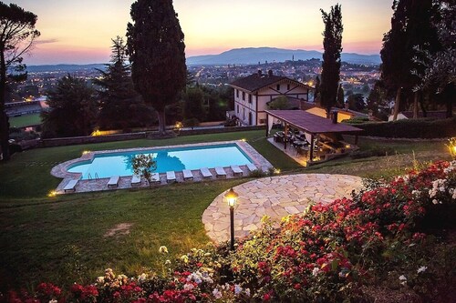 Rummelig Villa Noble med al komfort, beliggende i en fredelig beliggenhed Arezzo