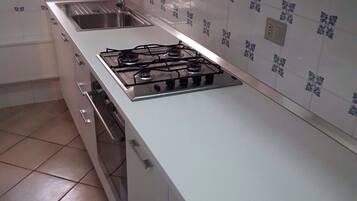 Frigorifero, forno, piano cottura, lavastoviglie