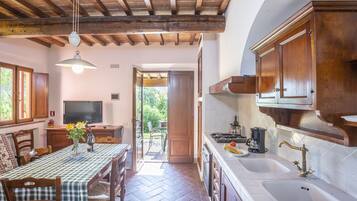 Réfrigérateur, four, plaque de cuisson, bouilloire électrique