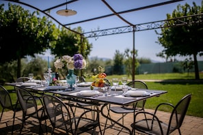 Outdoor dining - 3BR apartment in agriturismo, ground floor. Shared pool (Cortona)