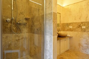 Douche, serviettes fournies, papier toilette
