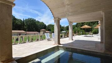 Piscine chauffée, chaises longues