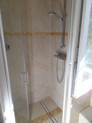 Dusche, Haartrockner, Handtücher