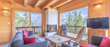 Fernseher, Kamin, DVD-Player