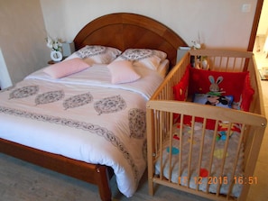 1 dormitorio, tabla de planchar con plancha, Internet y ropa de cama