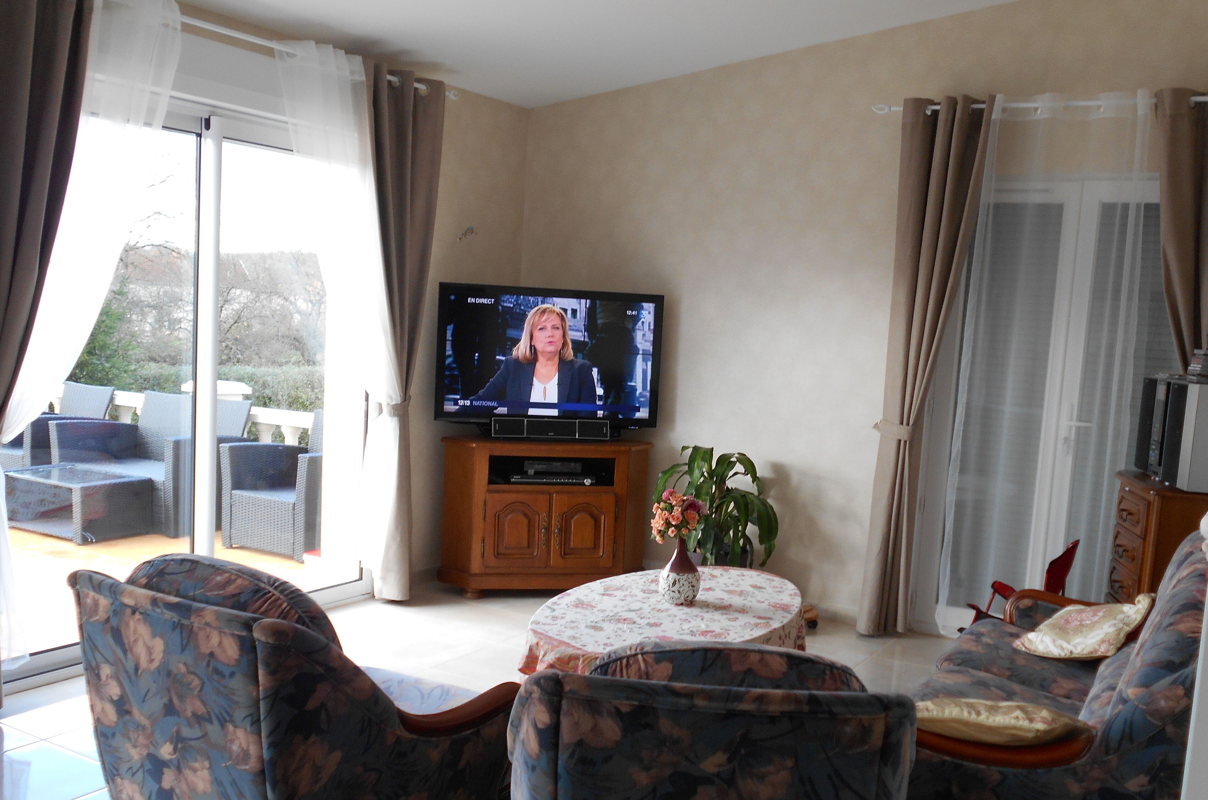 TV, peis, DVD-spiller og bordtennis