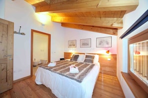 2 chambres, coffres-forts dans les chambres, fer et planche à repasser