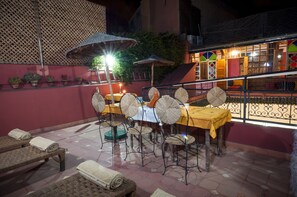 تناول الطعام بالخارج