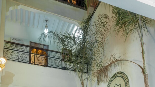 Un intérieur à plusieurs niveaux, doté d’un balcon, d’un espace salon et d’éléments décoratifs.