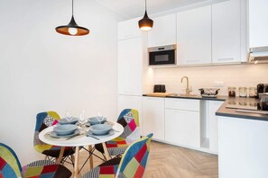 Dining - Rondo Wiatraczna Bright Apartment | Parking | Bath (Warszawa)