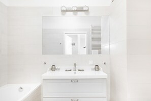 Bathtub, hair dryer, towels - Rondo Wiatraczna Bright Apartment | Parking | Bath (Warszawa)