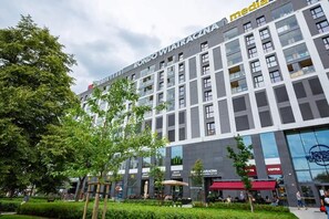 Exterior - Rondo Wiatraczna Bright Apartment | Parking | Bath (Warszawa)