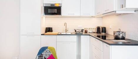 Réfrigérateur, micro-ondes, plaque de cuisson, lave-vaisselle