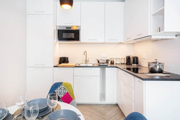 Fridge, microwave, stovetop, dishwasher