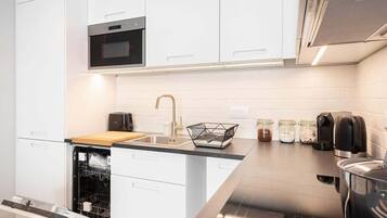 Fridge, microwave, stovetop, dishwasher