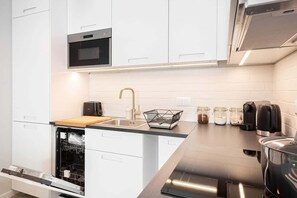 Fridge, microwave, stovetop, dishwasher