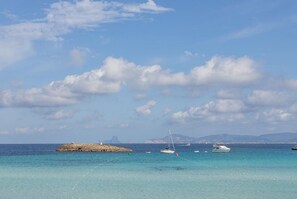 Beach nearby, sun loungers, beach towels