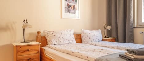 2 bedrooms, iron/ironing board, travel cot, WiFi