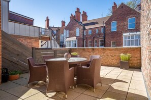 Outdoor dining - 10 Stonegate Court - sleeps 4 guests  in 2 bedrooms (York)