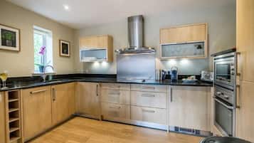 Jääkaappi, mikroaaltouuni, uuni, liesi