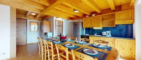 Een koelkast, een microgolfoven, een vaatwasser