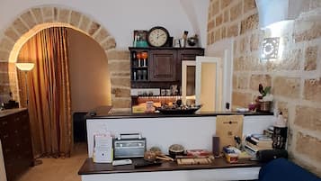 TV, lettore DVD, libri, impianto stereo