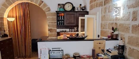 Télévision, lecteur de DVD, livres, chaîne hi-fi