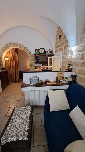 Fernseher, DVD-Player, Bücher, Stereoanlage