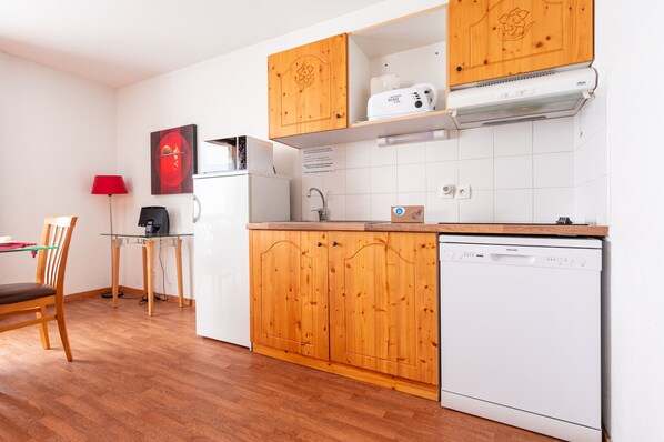 Réfrigérateur, micro-ondes, lave-vaisselle, cafetière/bouilloire