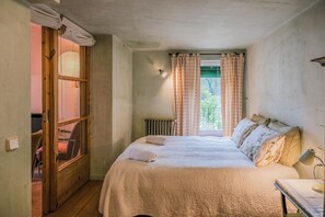 3 chambres, fer et planche à repasser, lit de bébé portatif