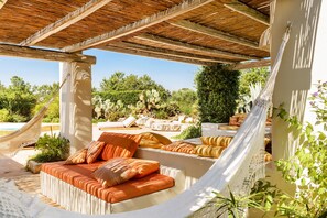 Property grounds - Luxury villa for 6 people with salt pool and in the middle of 14,000sqm  (Ostuni)