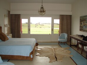 5 bedrooms, iron/ironing board, internet, bed sheets