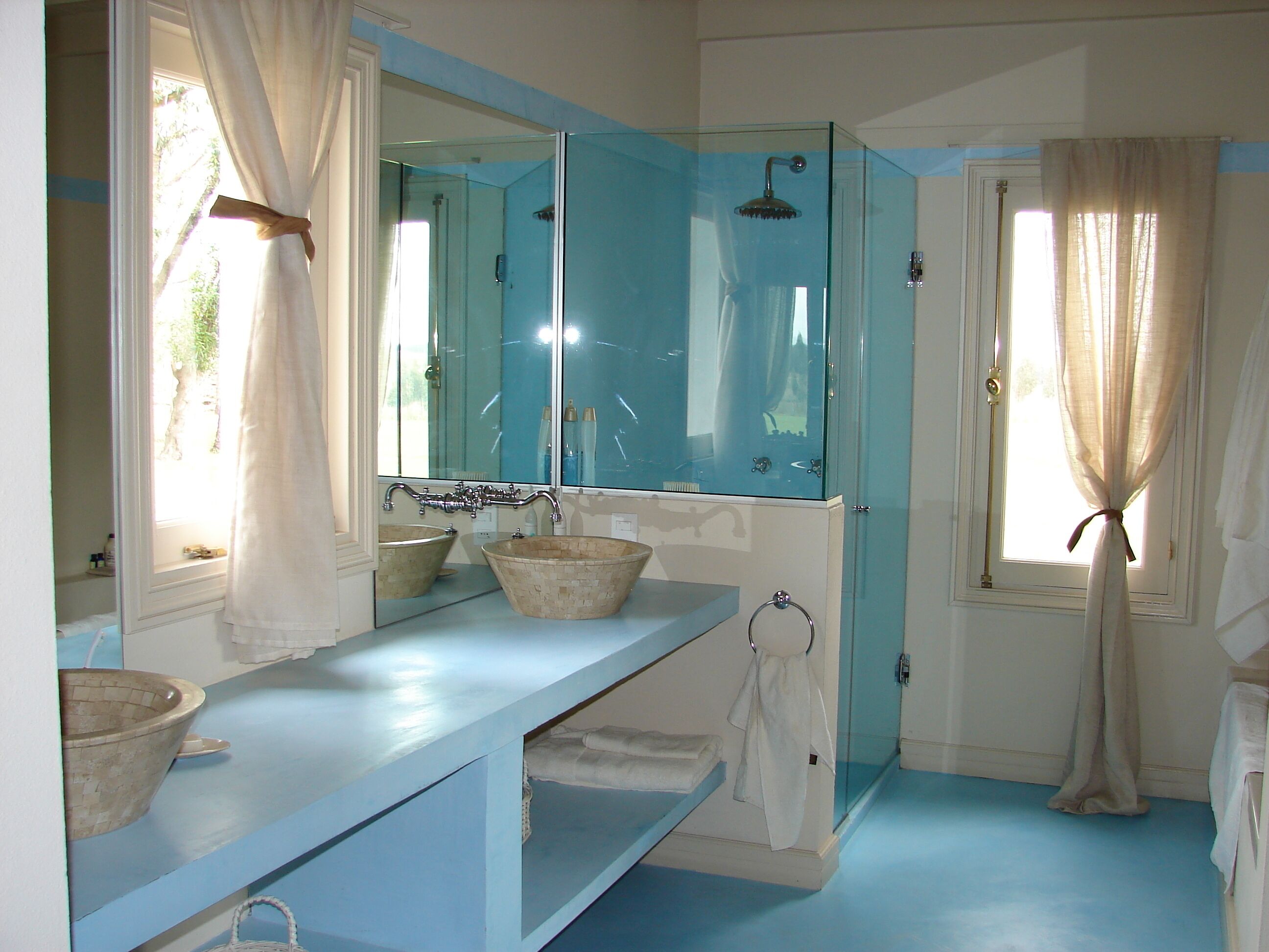 Combined shower/tub, hair dryer, bidet, towels