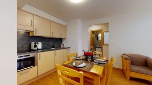 Geladeira, micro-ondas, cooktop, lava-louças