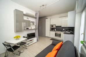 Fernseher, DVD-Player, Drucker