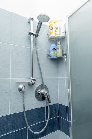 Asciugacapelli, accappatoio, asciugamani, sapone
